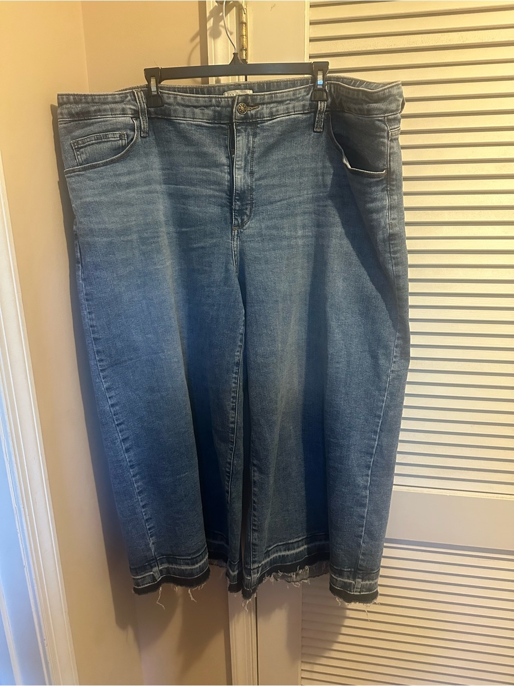 Ava & Viv Wide-Leg Cropped Denim Jeans in Medium Blue